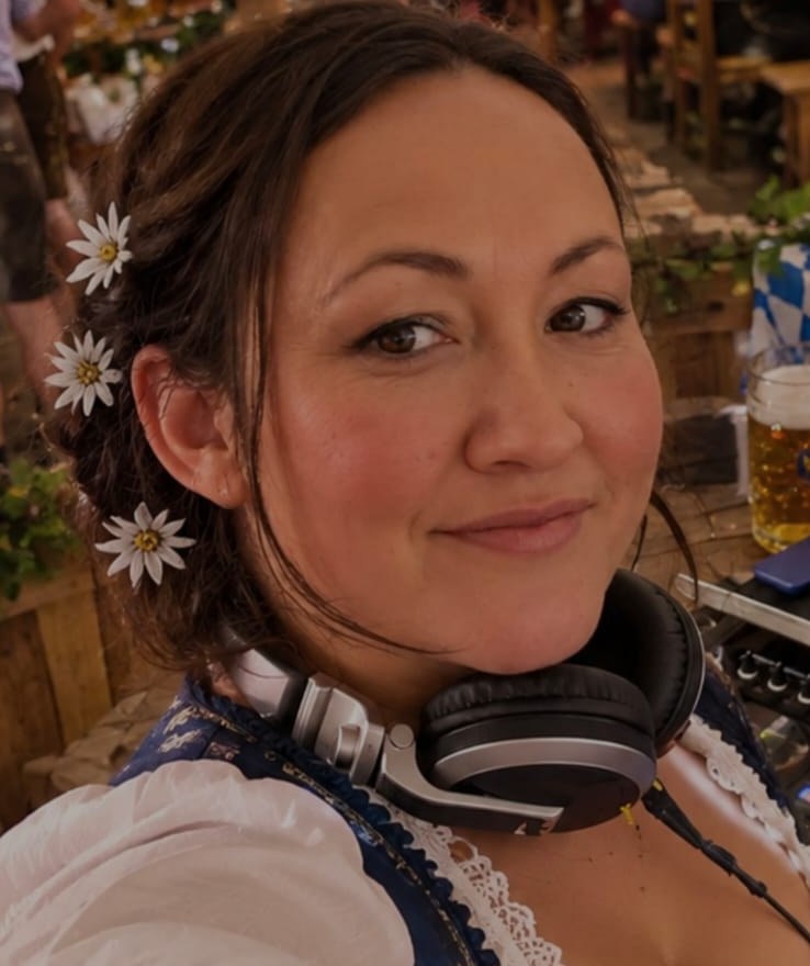 Porträt von DJ Melli mit Edelweiß im Haar